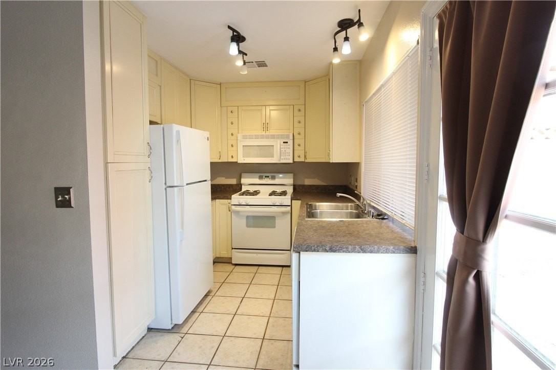 6225 Meadow Brook Ln - Photo 6 of 26