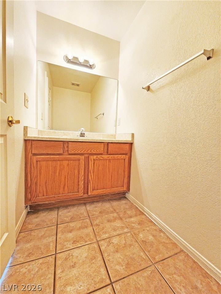 1080 Karen Ct #3 - Photo 6 of 32