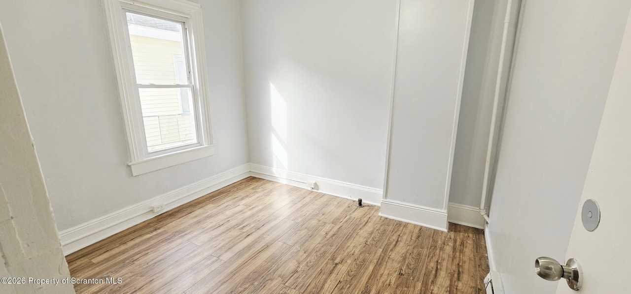 1319 Washburn St 1st Fl #1stFL - Photo 5 of 8