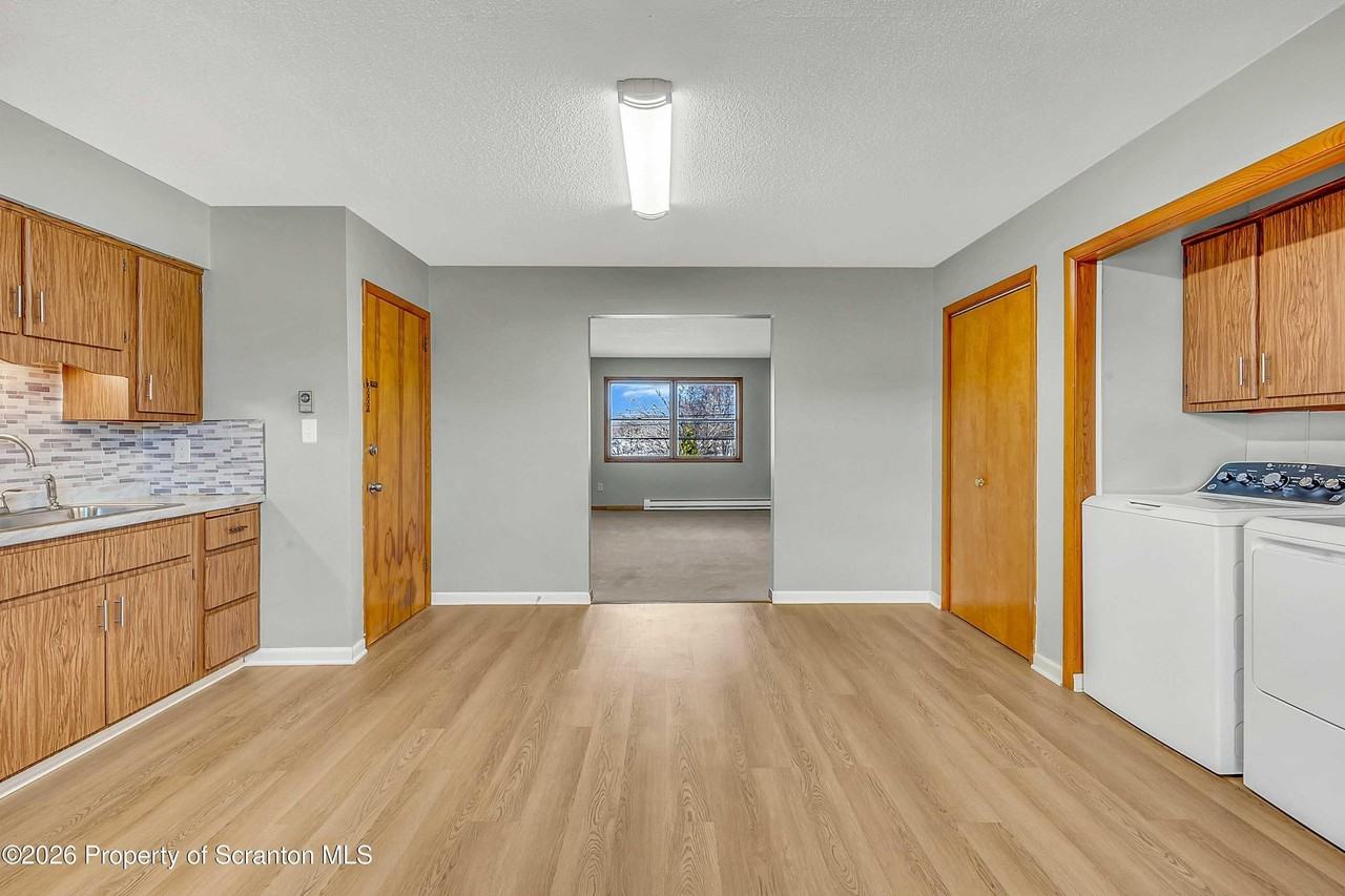 809 Moosic Rd - Photo 3 of 18