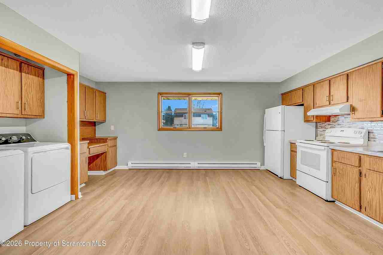 809 Moosic Rd - Photo 4 of 18