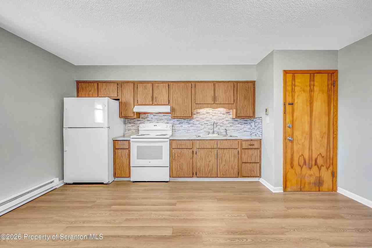 809 Moosic Rd - Photo 5 of 18