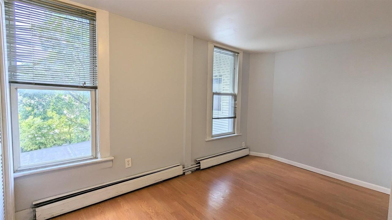 429 Mallory Ave - Photo 7 of 15