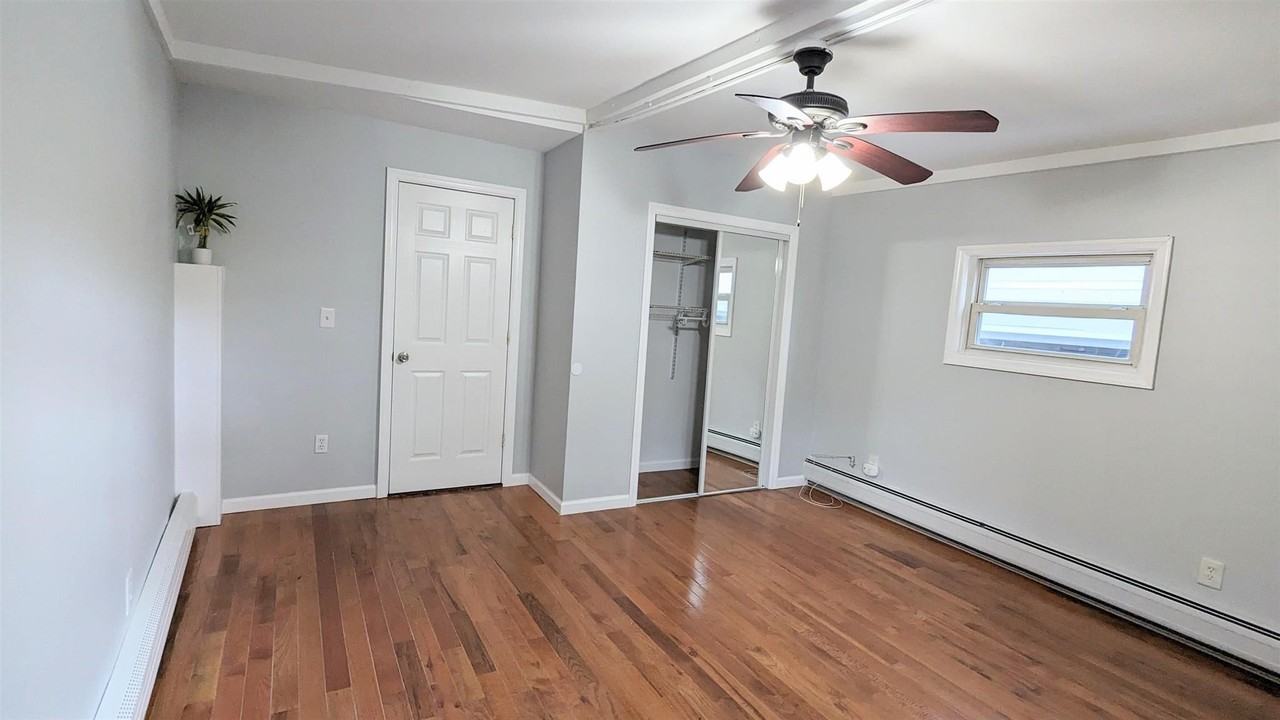 429 Mallory Ave - Photo 3 of 15