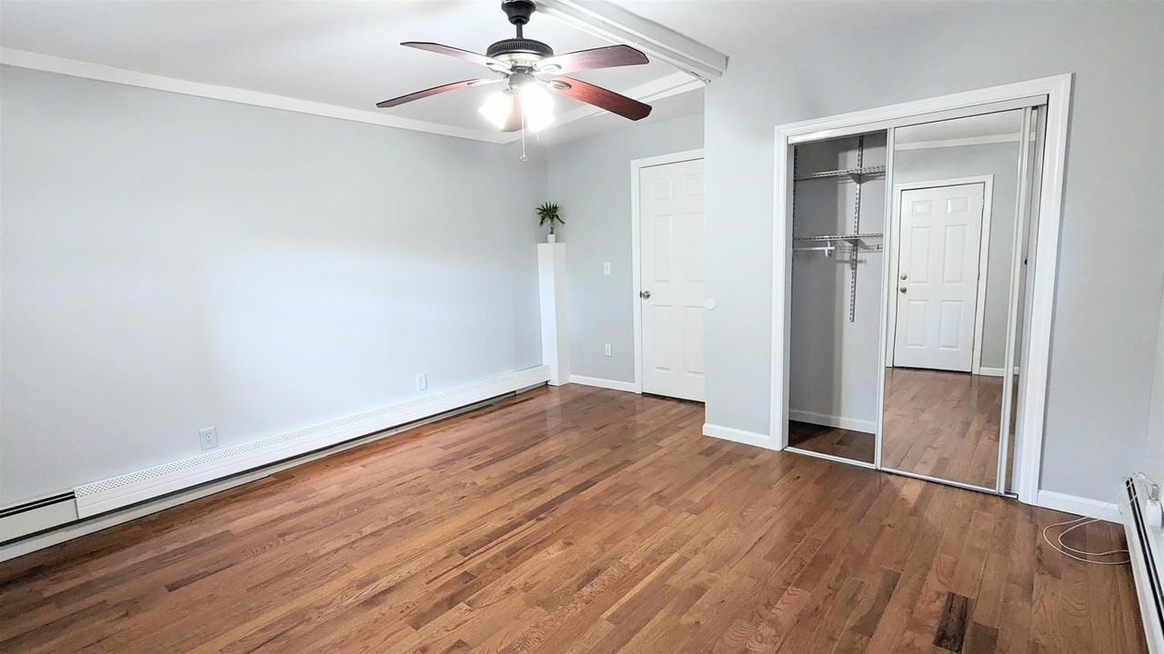 429 Mallory Ave - Photo 4 of 15