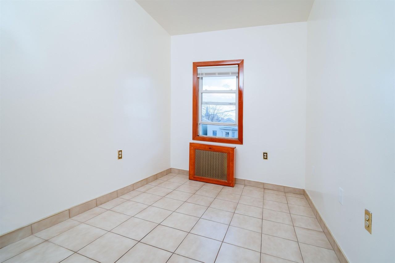 724 17th St - Photo 3 of 32