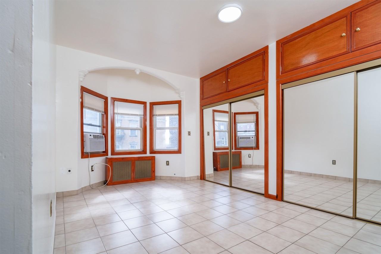 724 17th St - Photo 5 of 32