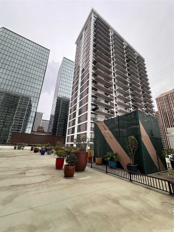 225 Queen St #16A