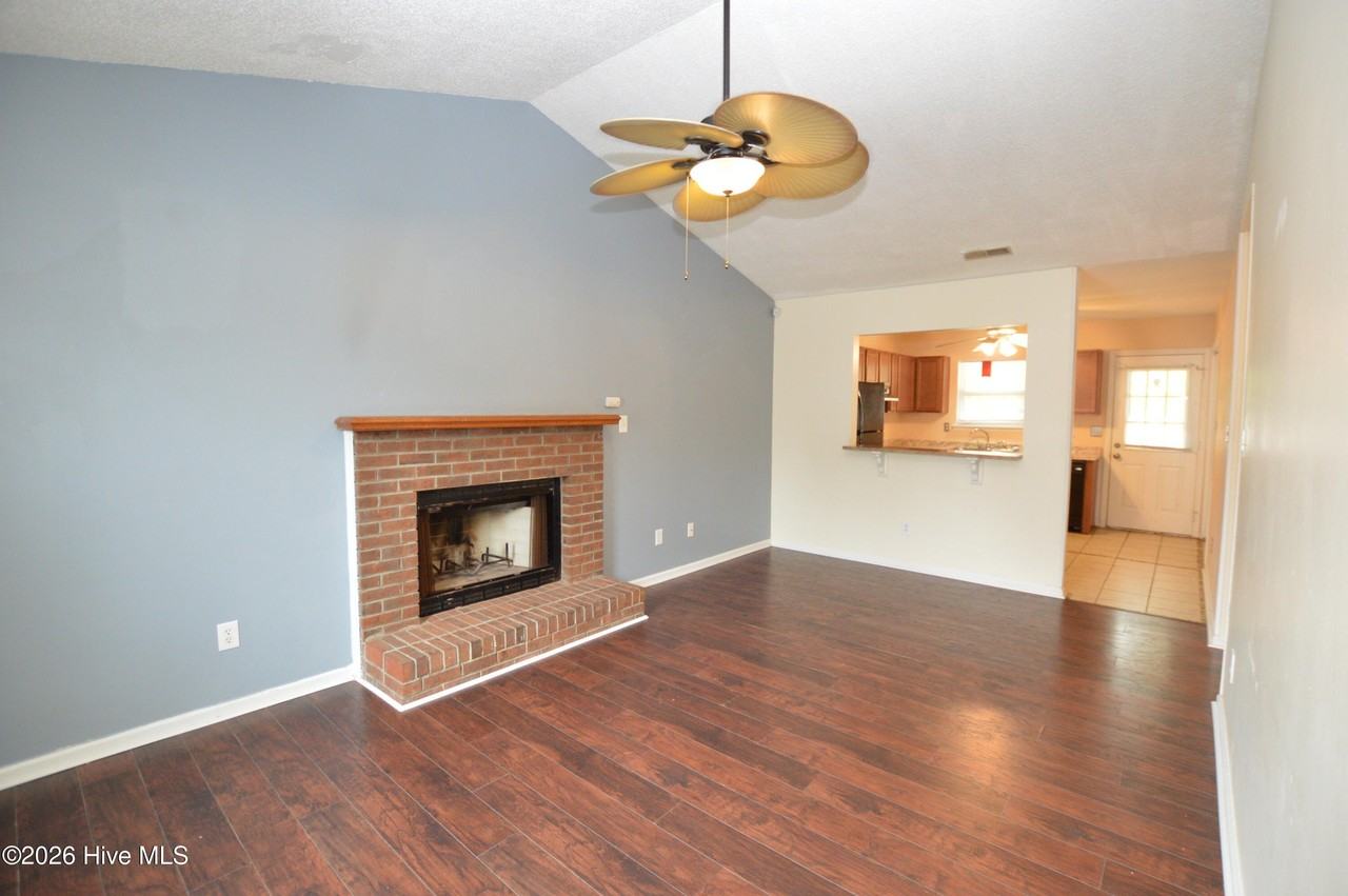 109 Live Oak Ct - Photo 2 of 14