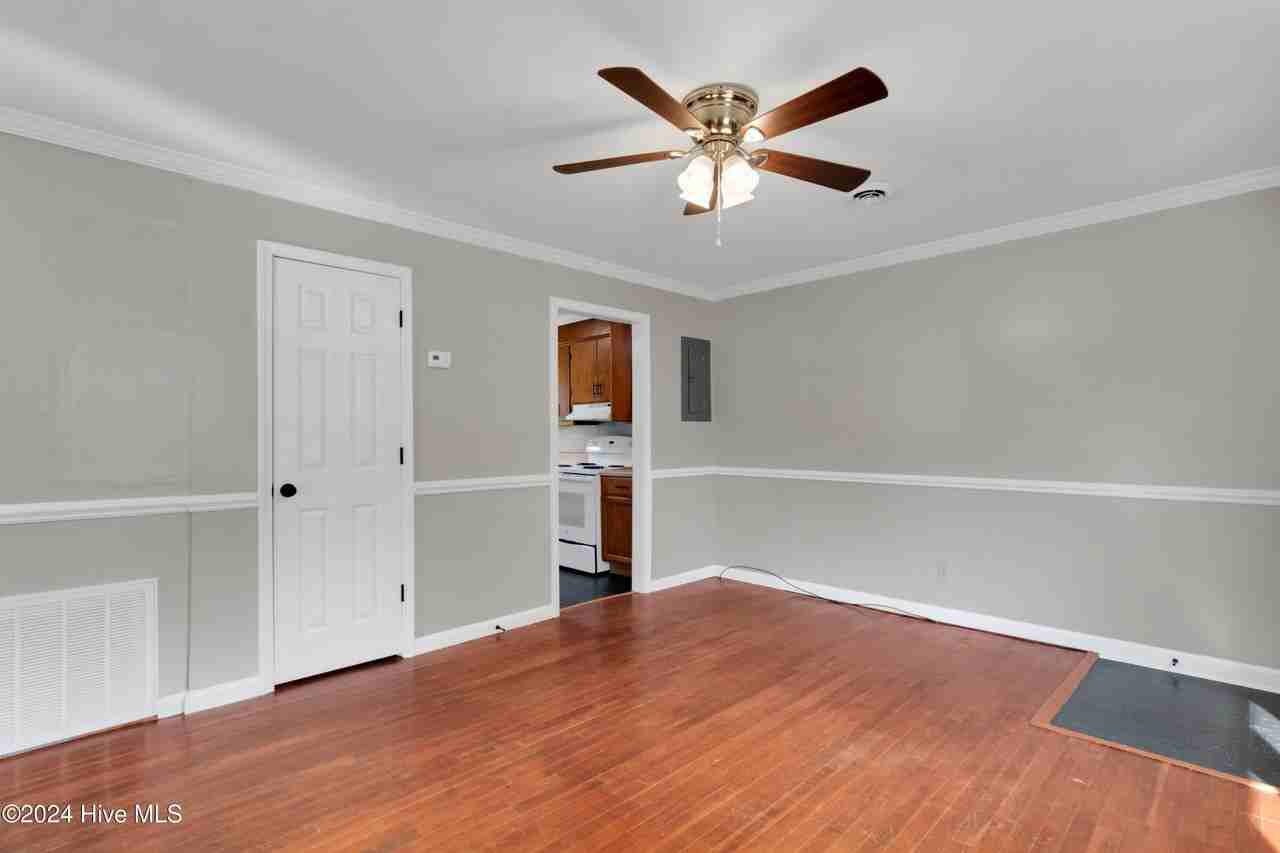 1001 Davis St - Photo 4 of 15