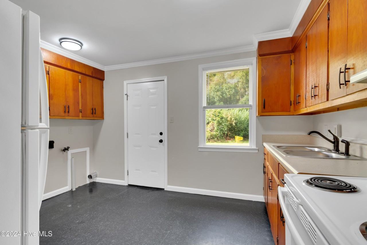 1001 Davis St - Photo 5 of 15