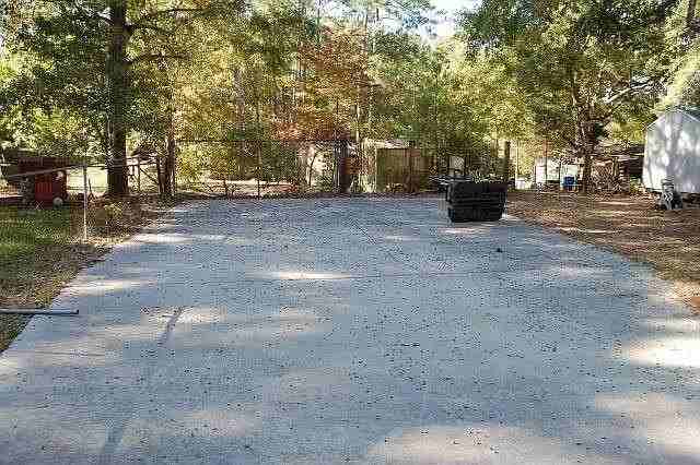 323 Sally Dr - Photo 2 of 13