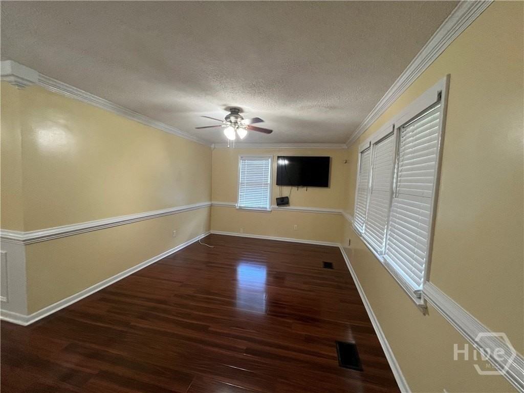 1320 E 35th St - Photo 3 of 9