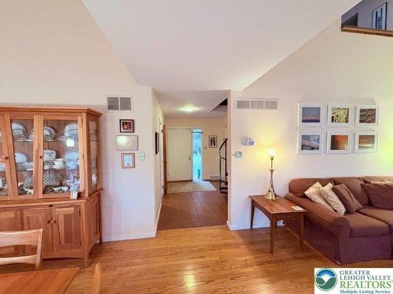 3034 W Whitehall St - Photo 4 of 36