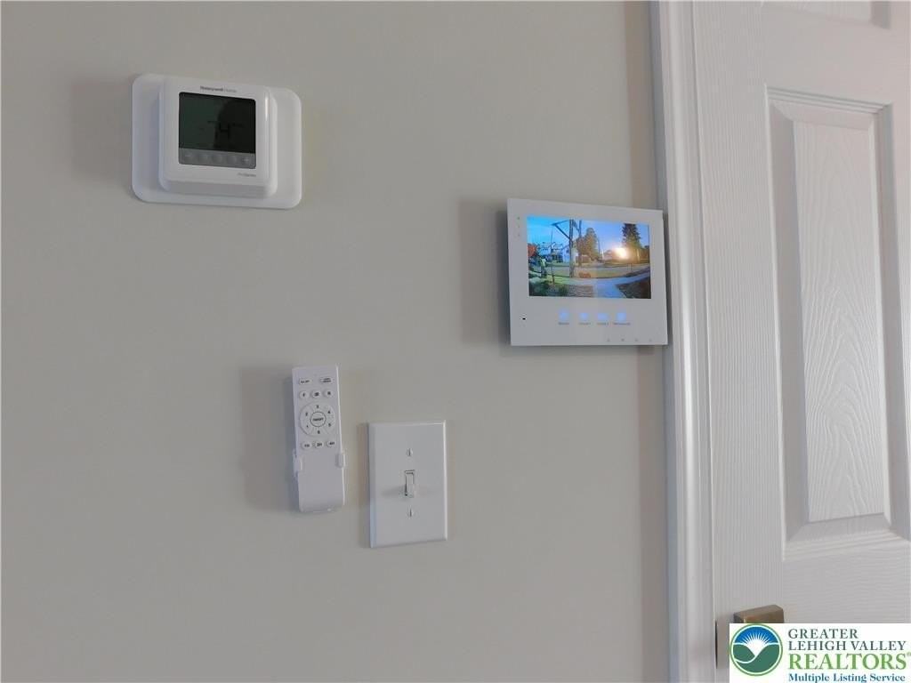 326 E Frankford St - Photo 4 of 20