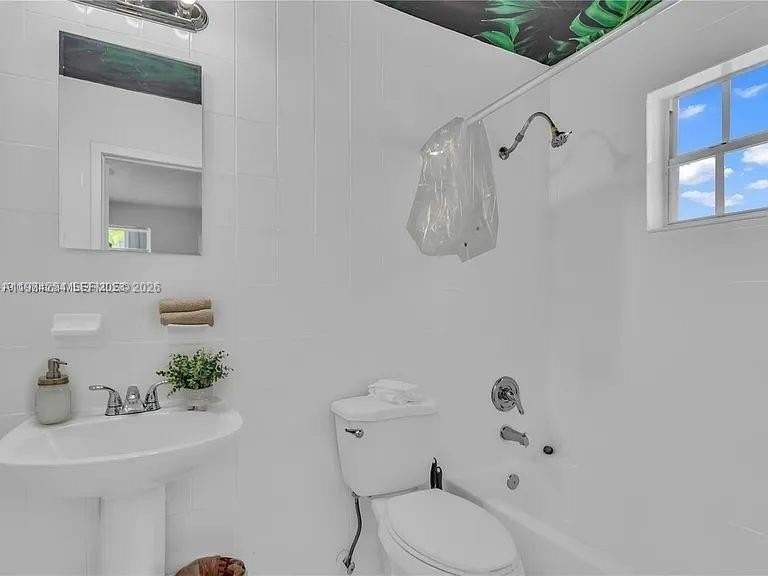 1011 Nw 23rd Ave - Photo 5 of 12