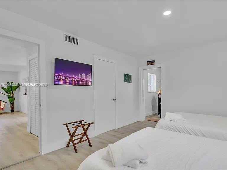 1011 Nw 23rd Ave - Photo 6 of 12