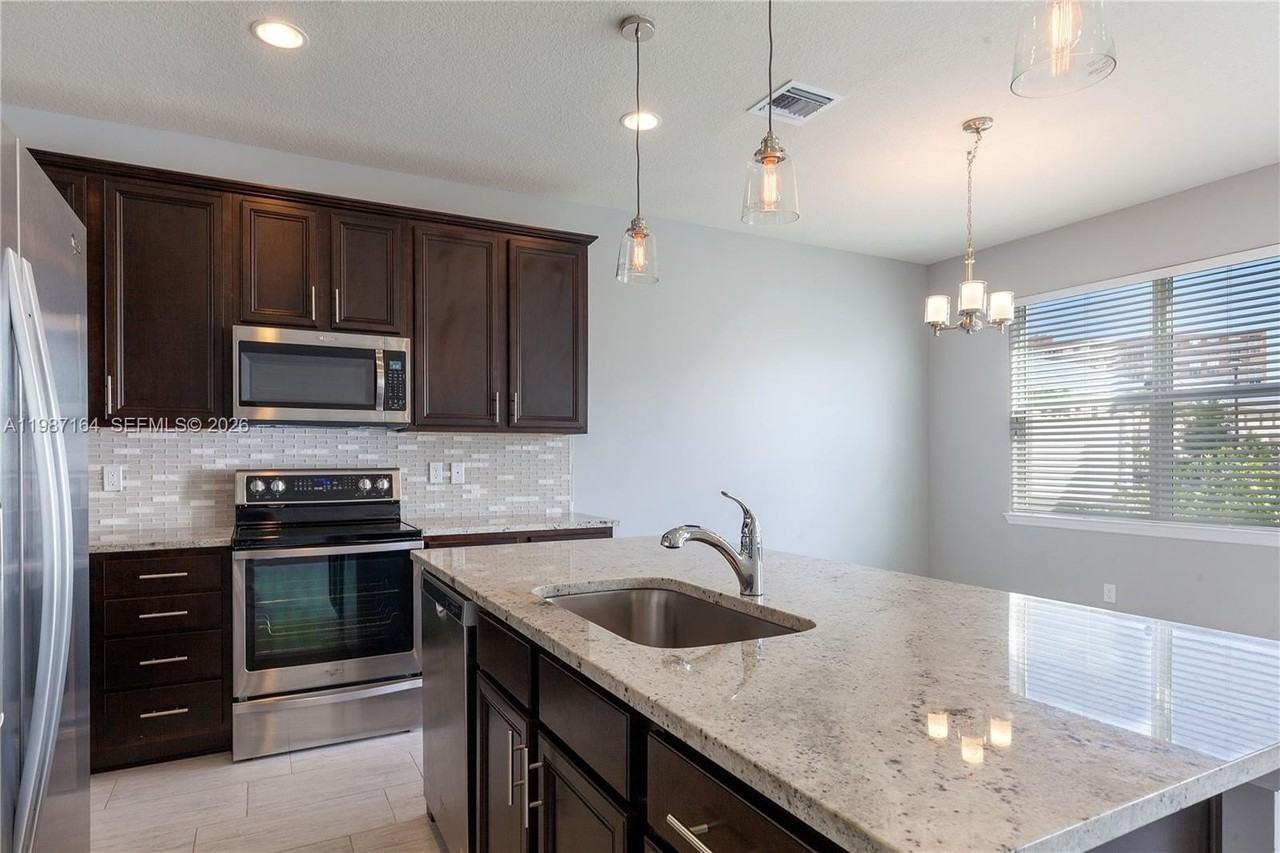 1101 Banyan Dr - Photo 6 of 26