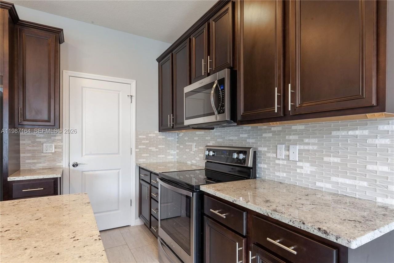 1101 Banyan Dr - Photo 7 of 26