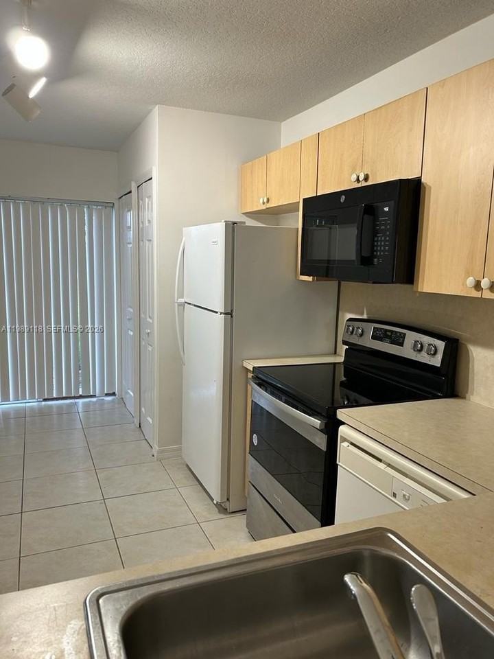 2731 Se 12th Rd #105 - Photo 3 of 17