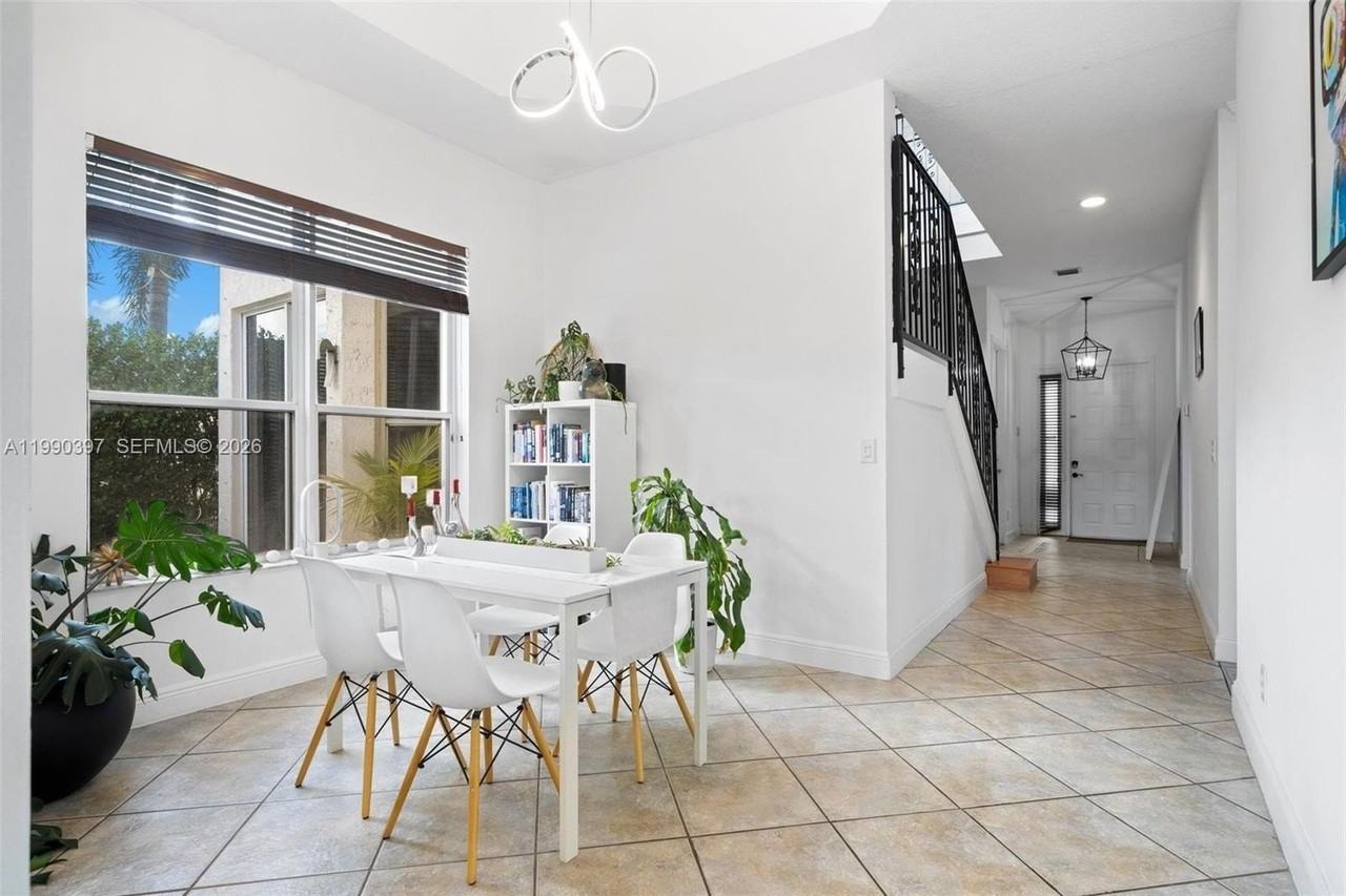 2707 Sw 135th Ave - Photo 2 of 16