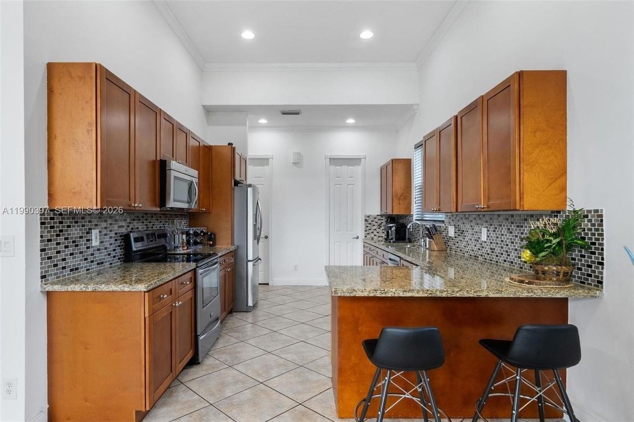 2707 Sw 135th Ave - Photo 4 of 16