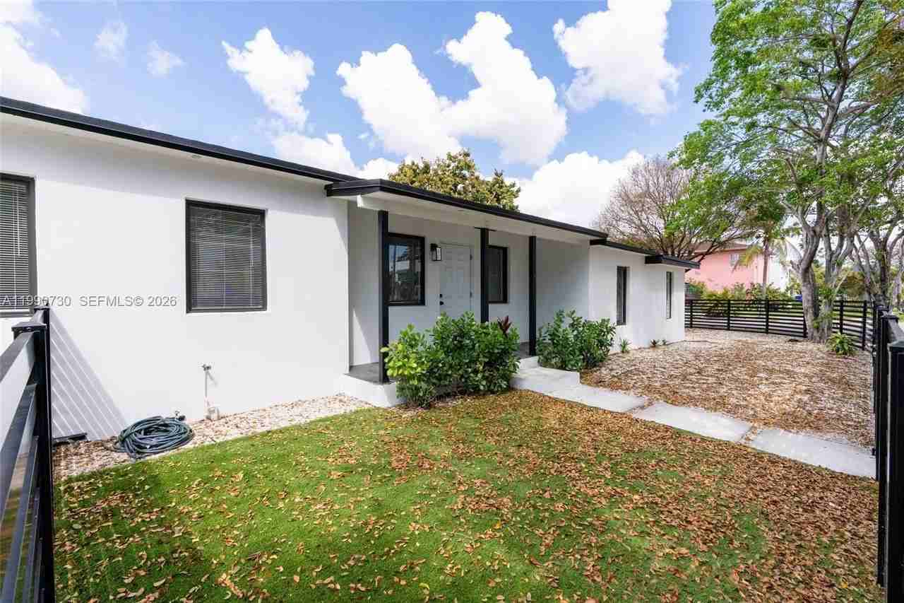 2100 Sw 6th St - Photo 2 of 24