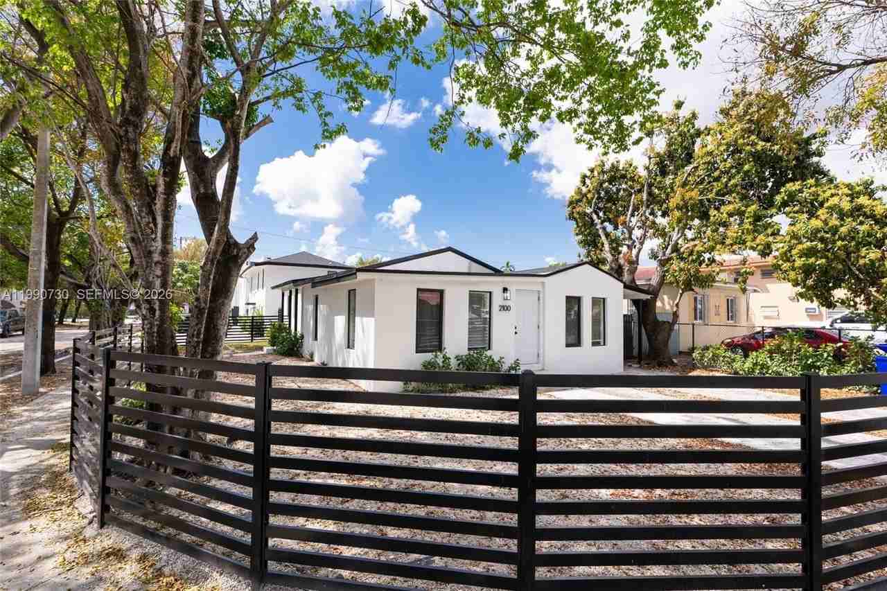 2100 Sw 6th St - Photo 6 of 24