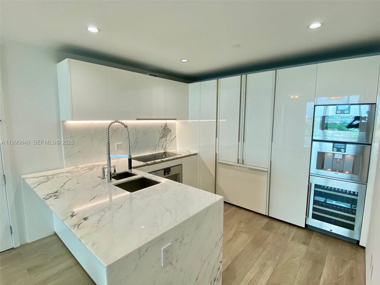 10203 Collins Ave #905 - Photo 7 of 35