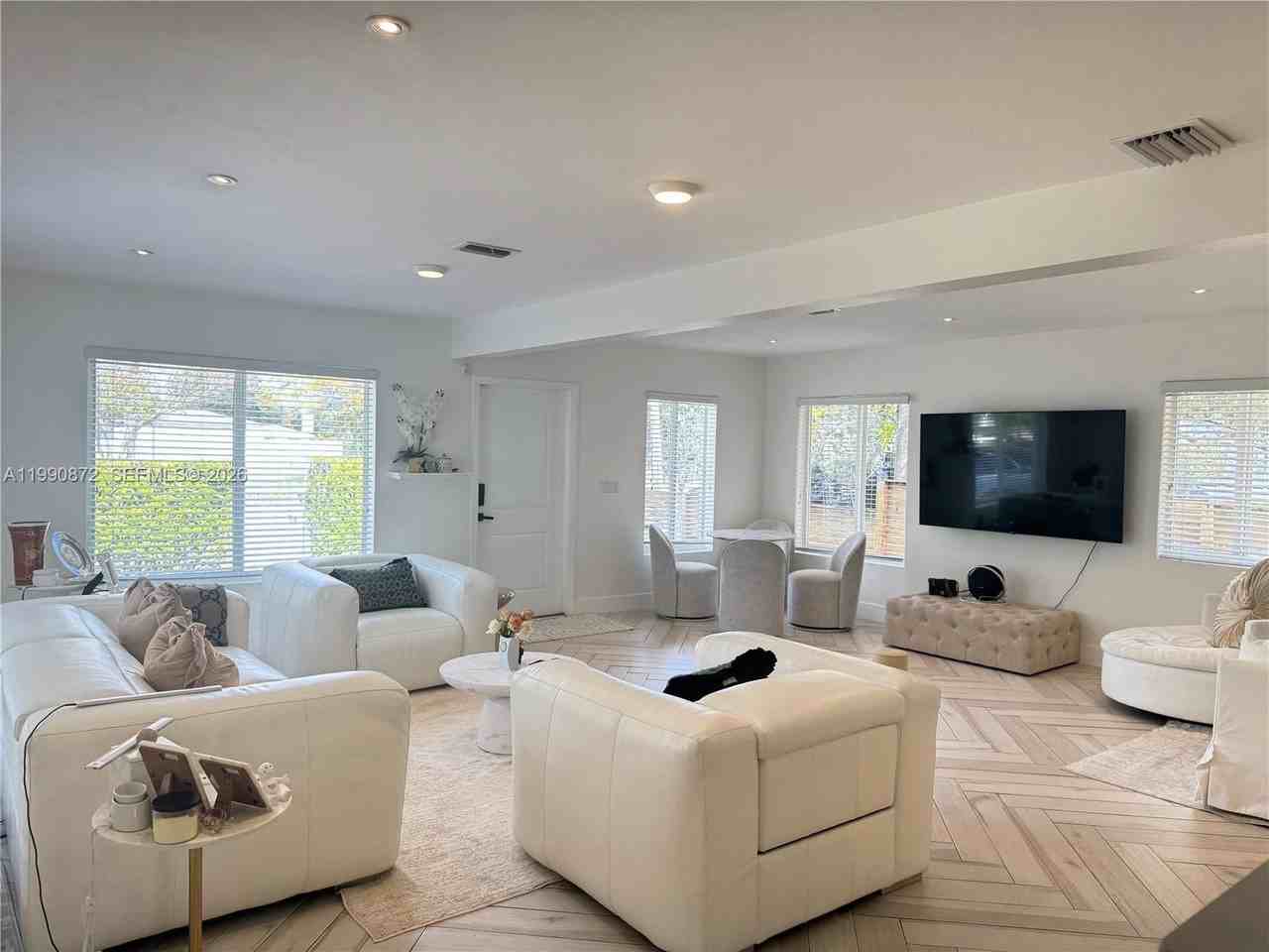 44 Nw 40th St - Photo 4 of 21