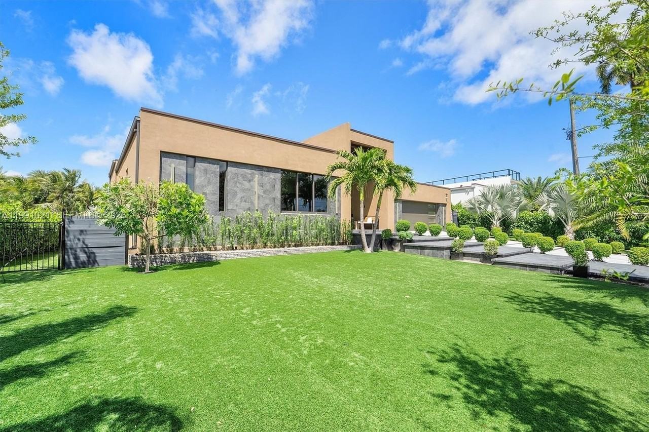 2215 Ne 19th St - Photo 2 of 36