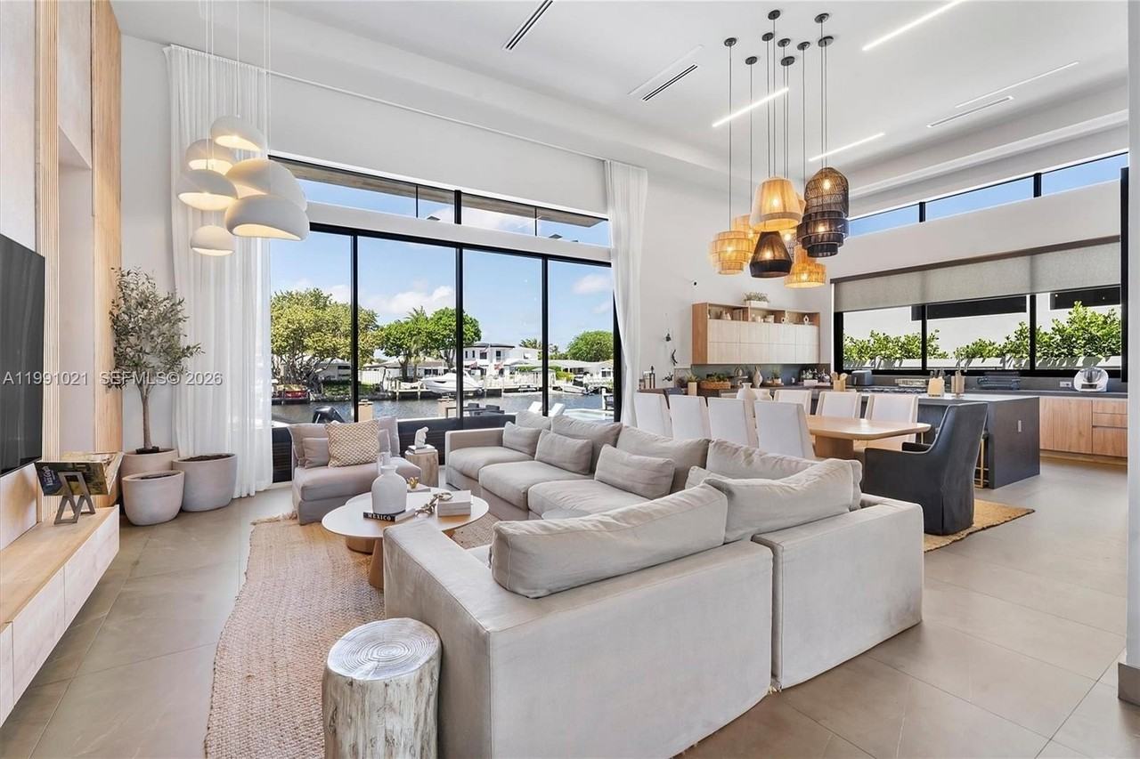 2215 Ne 19th St - Photo 6 of 36