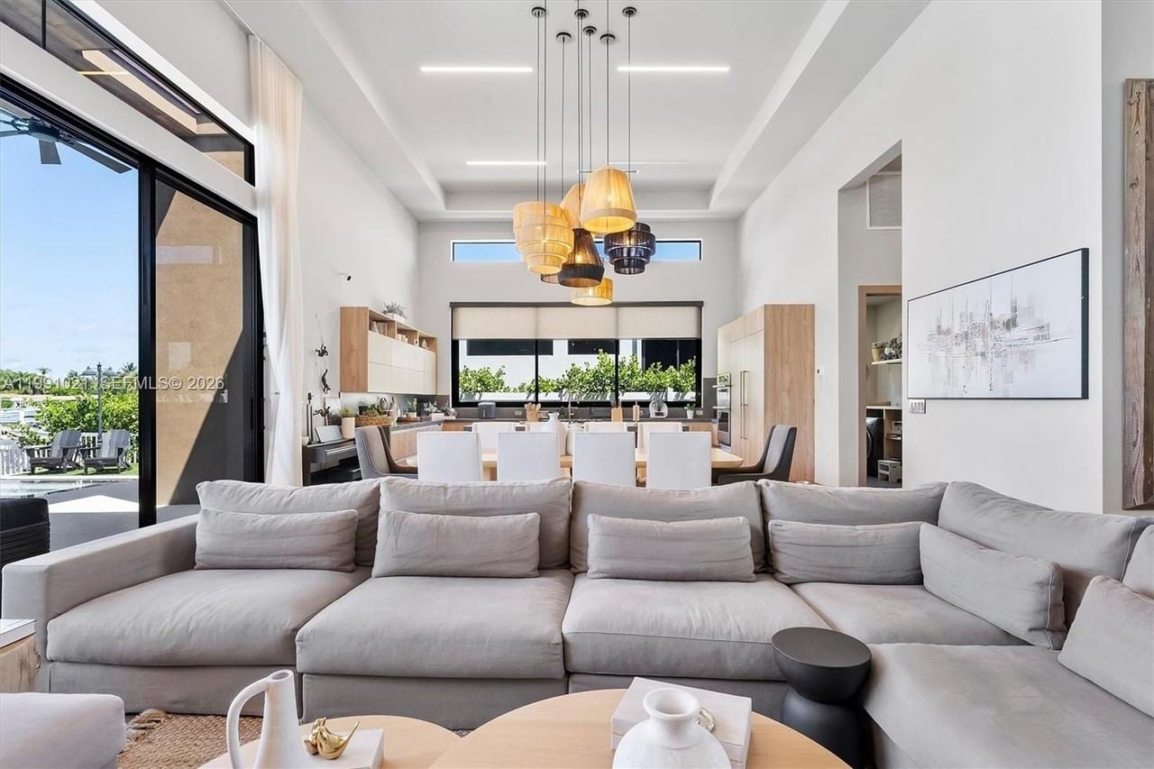 2215 Ne 19th St - Photo 7 of 36