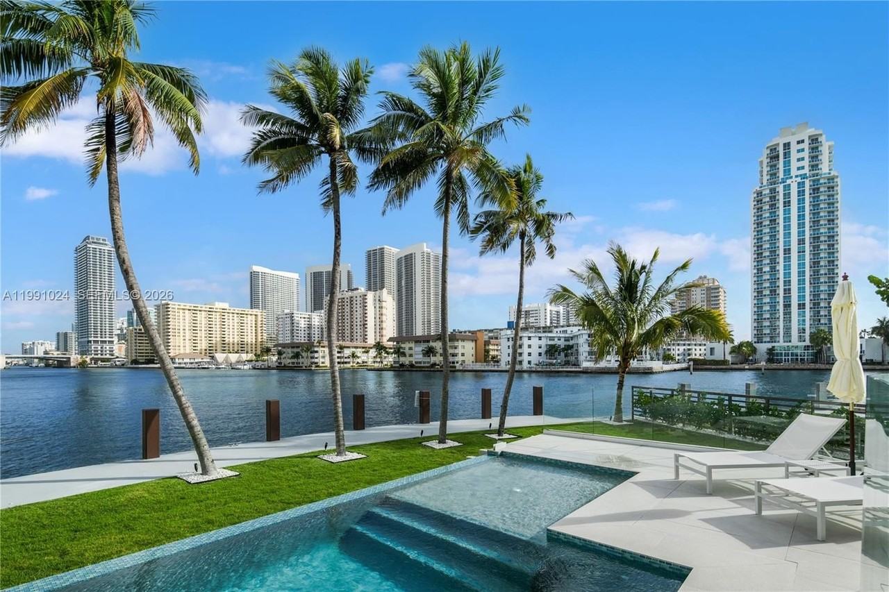 501 Palm Dr - Photo 3 of 50