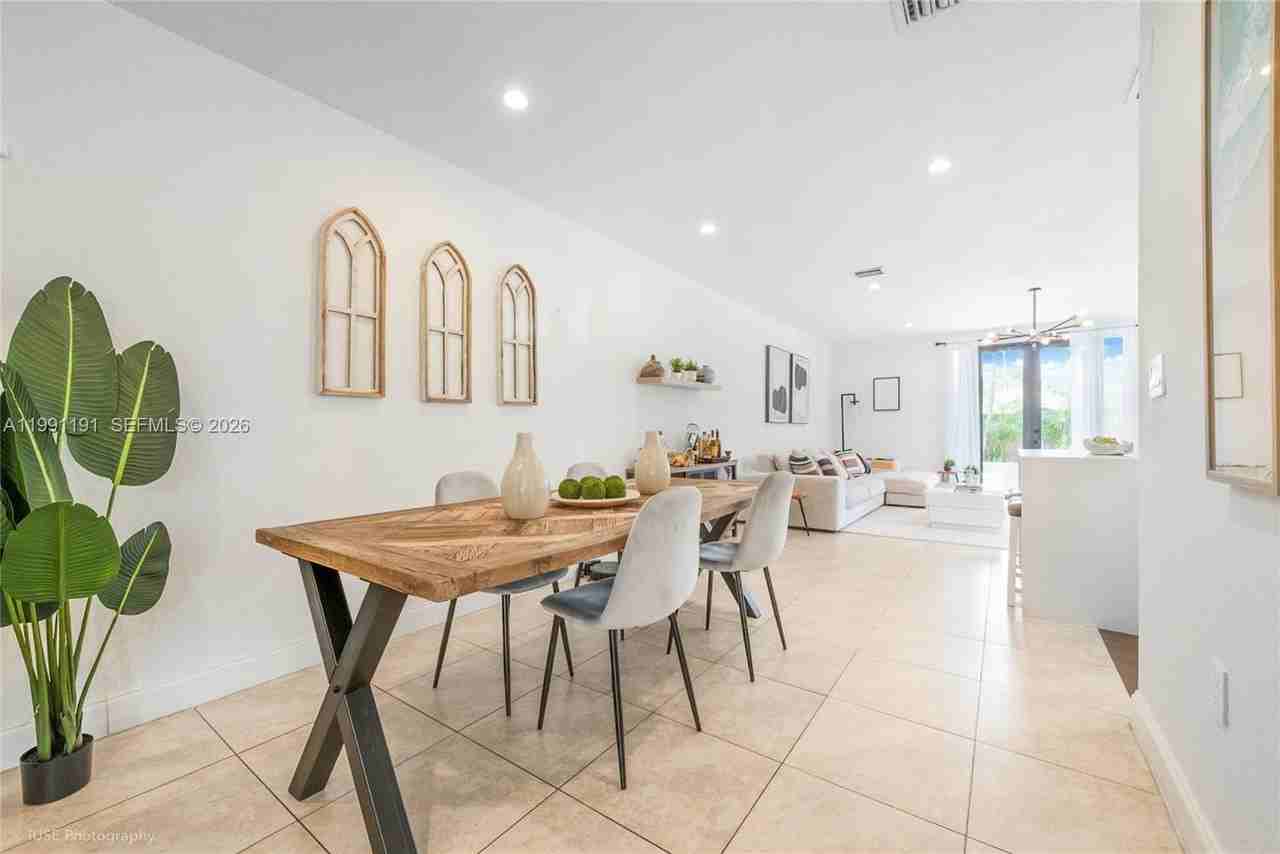 3421 Sw 13th Ter #3421 - Photo 6 of 20