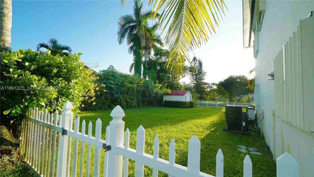 9220 Sw 103rd Ave - Photo 2 of 40