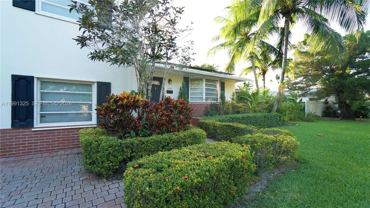 9220 Sw 103rd Ave - Photo 3 of 40