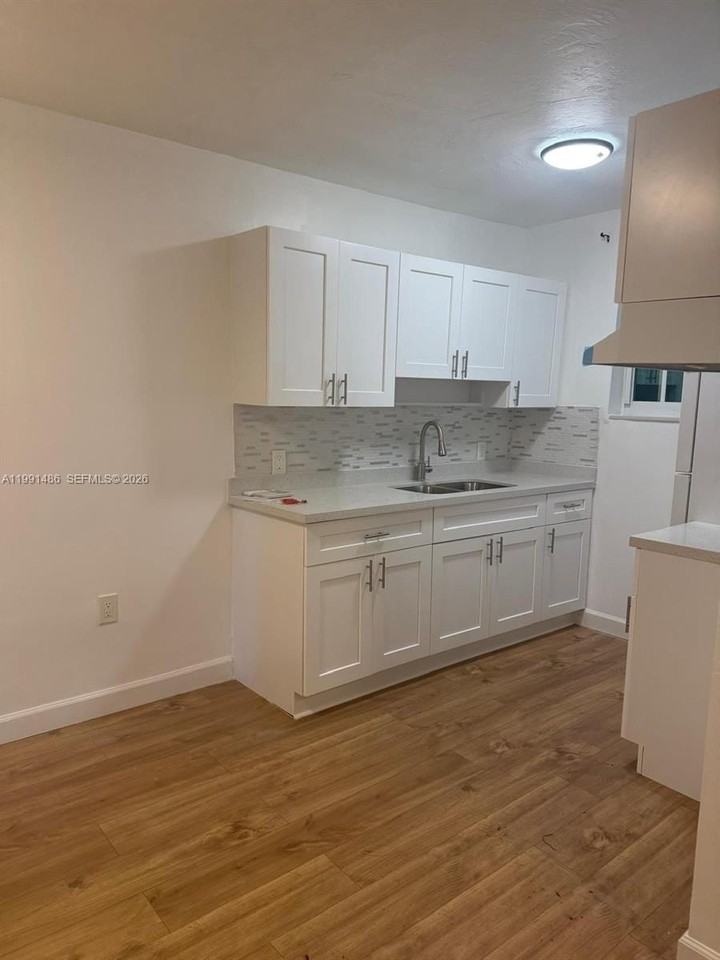 160 Ne 55th St #6 - Photo 2 of 10