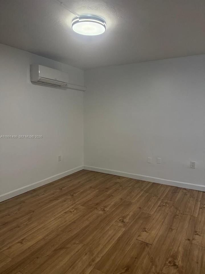 160 Ne 55th St #6 - Photo 5 of 10