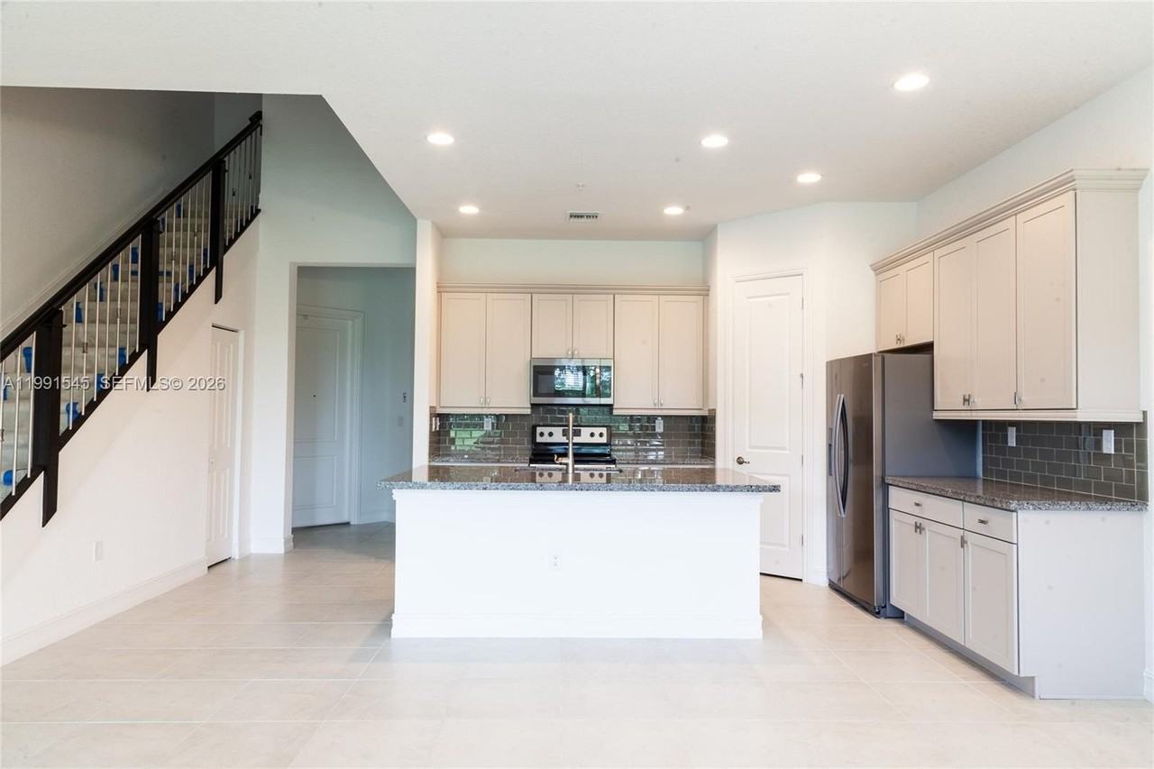 11340 Sw 16th St #11340 - Photo 5 of 26