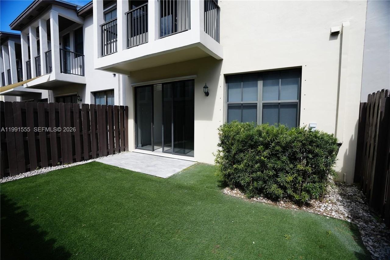 10468 Nw 61st Ln - Photo 2 of 17