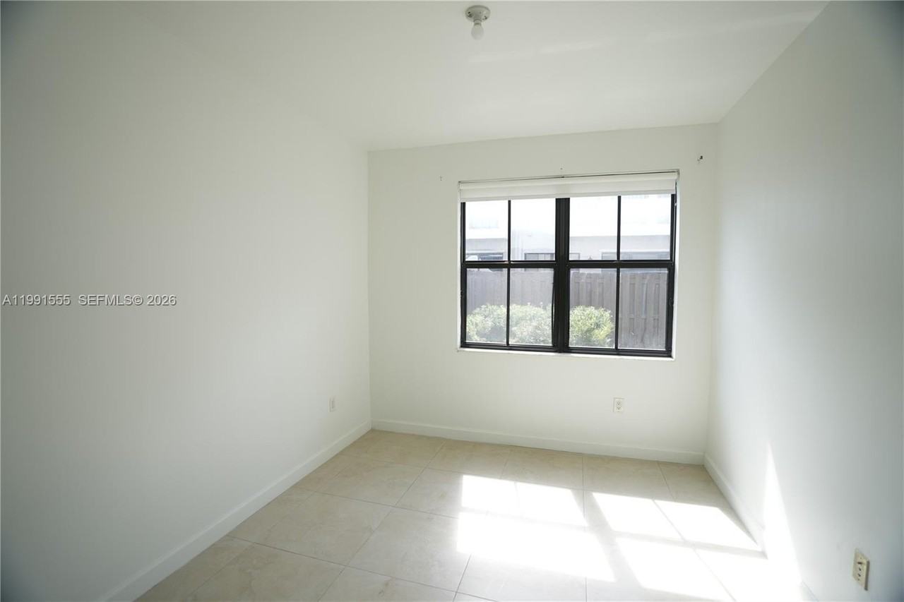 10468 Nw 61st Ln - Photo 4 of 17