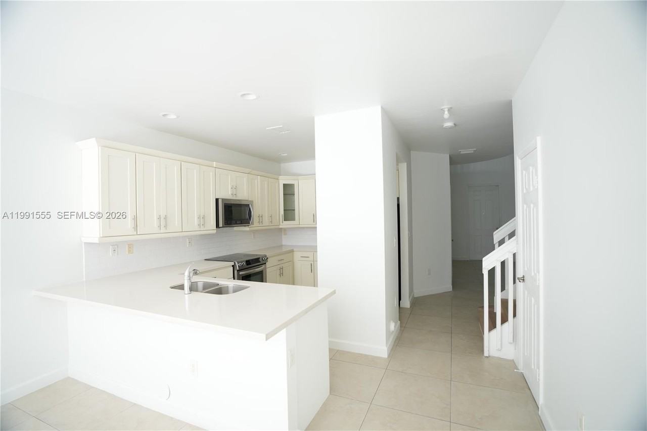 10468 Nw 61st Ln - Photo 6 of 17