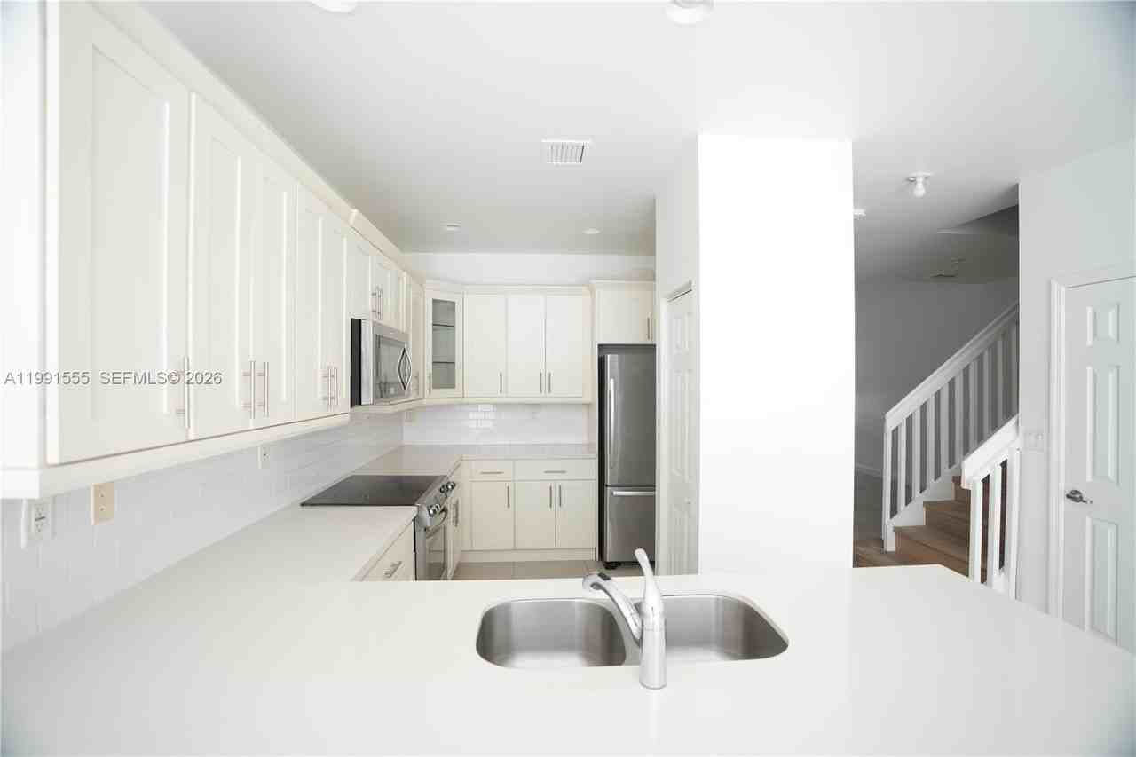 10468 Nw 61st Ln - Photo 7 of 17