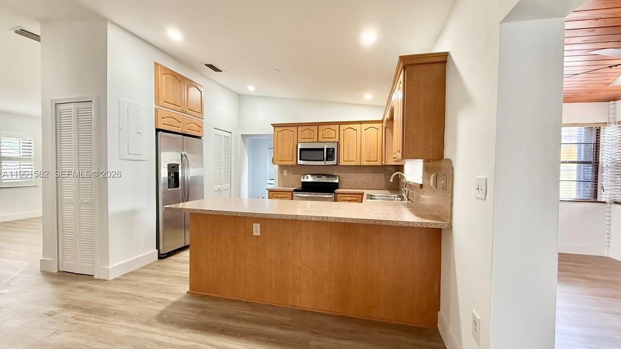 1547 Sw 137th Pl - Photo 5 of 24