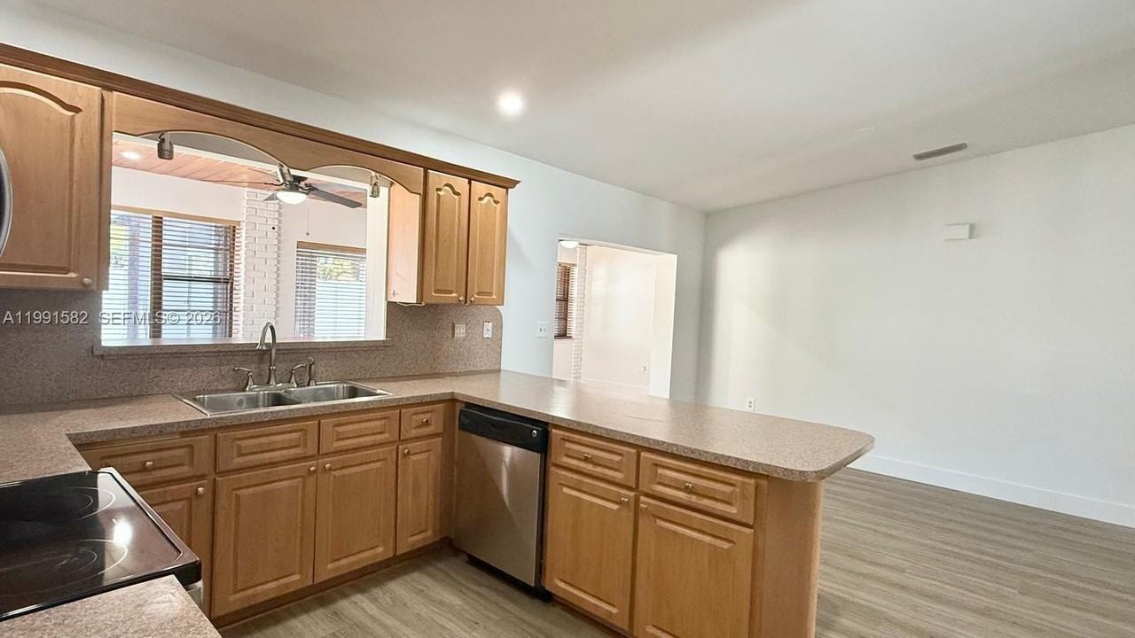 1547 Sw 137th Pl - Photo 6 of 24