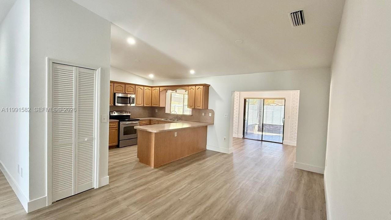 1547 Sw 137th Pl - Photo 7 of 24