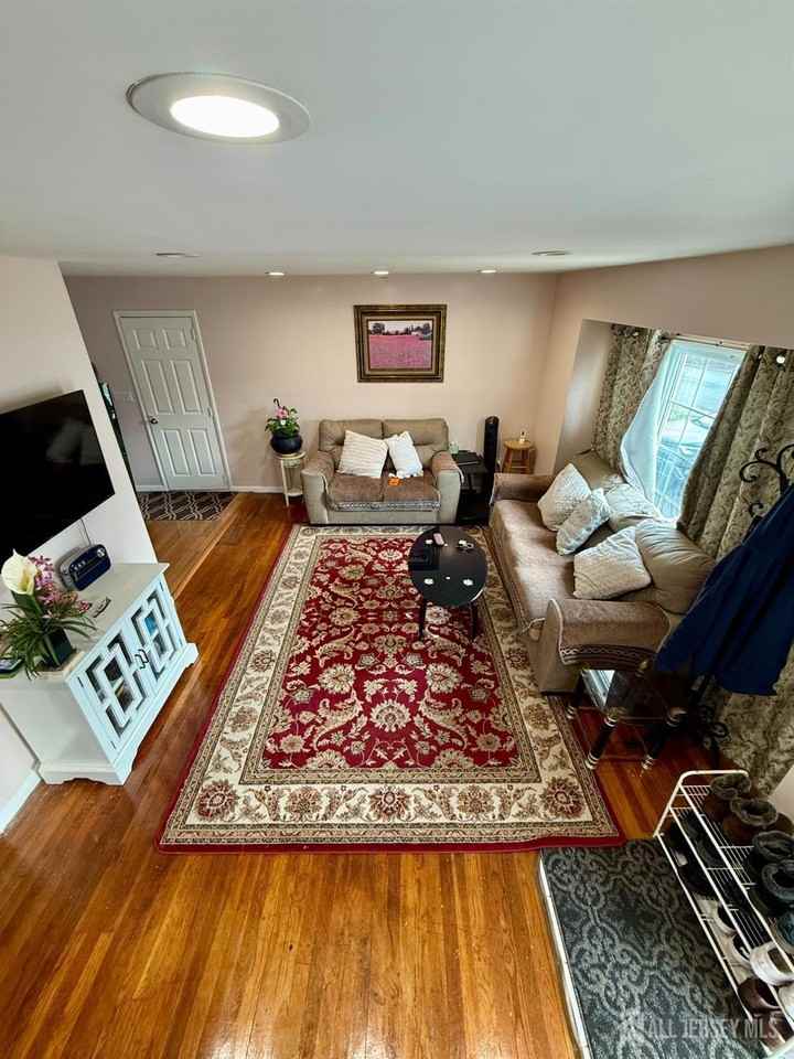 57 Bender Ave - Photo 3 of 7