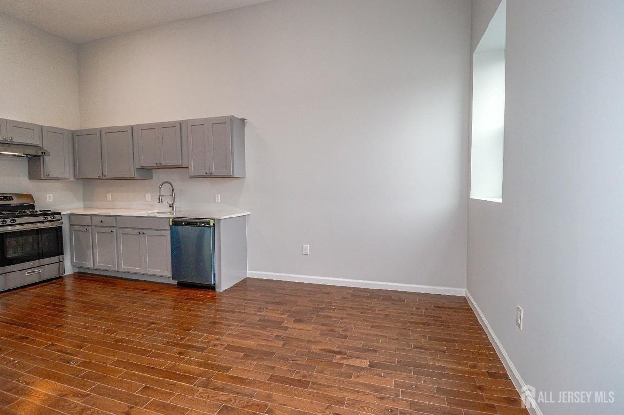 33 2nd St - Photo 3 of 7