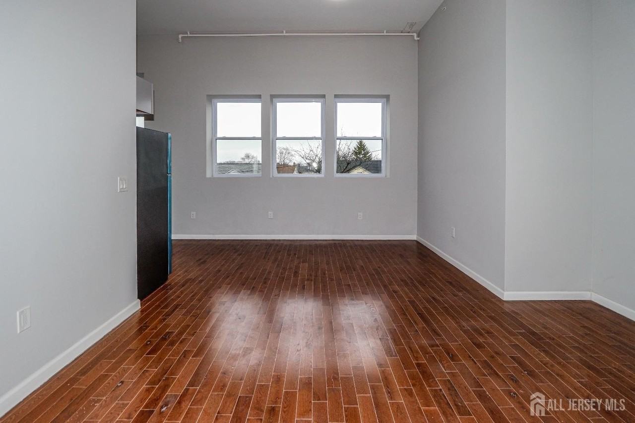 33 2nd St - Photo 5 of 7